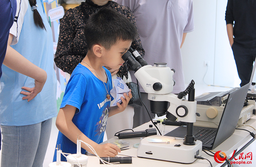 小朋友積極參與科普市集。人民網記者 張靜淇攝