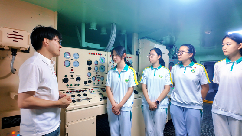 在航母艙室中，學生們聆聽講解，了解航母構造。天津師范大學供圖