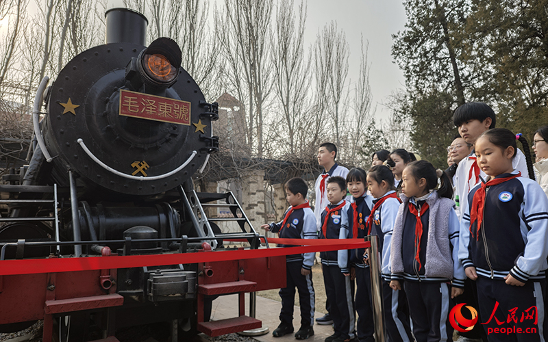 學(xué)生們了解“毛澤東號(hào)”機(jī)車(chē)的故事。人民網(wǎng)記者 孫一凡攝