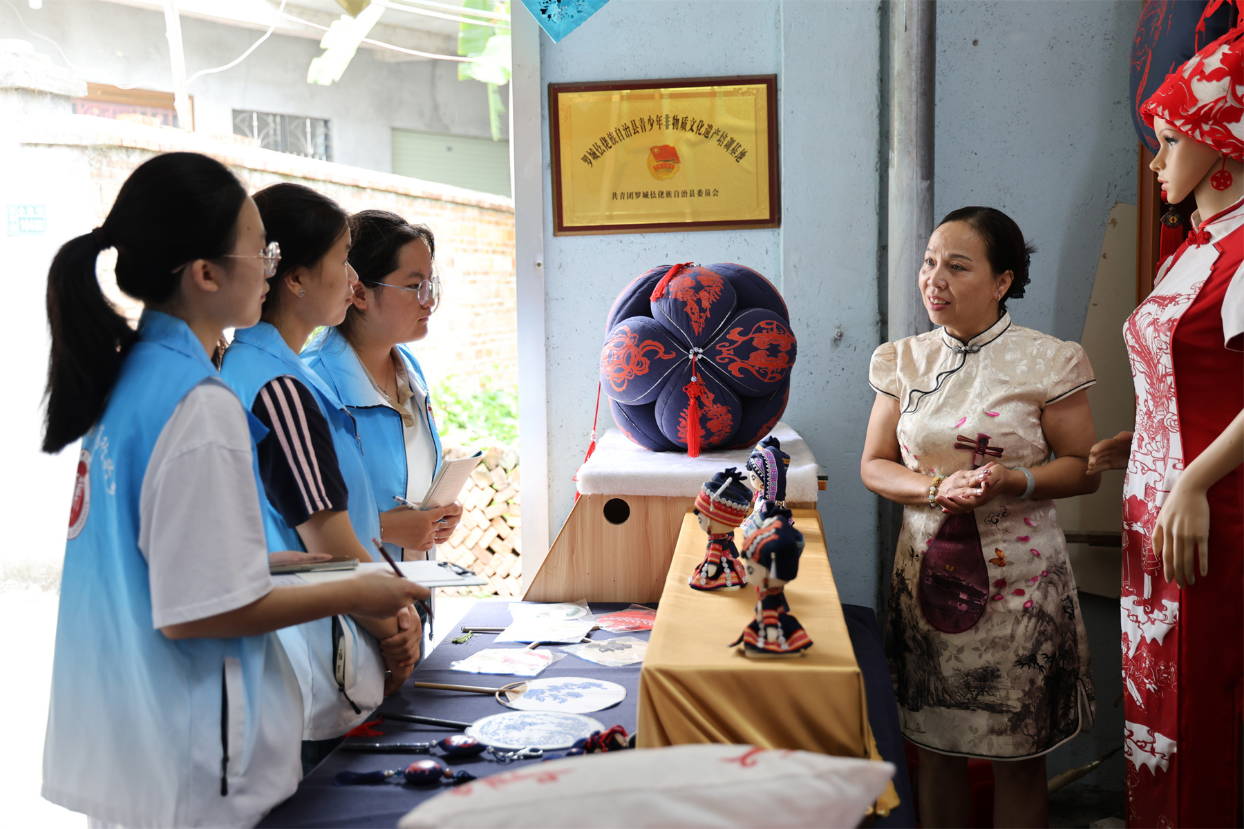 實(shí)踐團(tuán)在羅城開展社會(huì)實(shí)踐活動(dòng)。河池市融媒體中心供圖