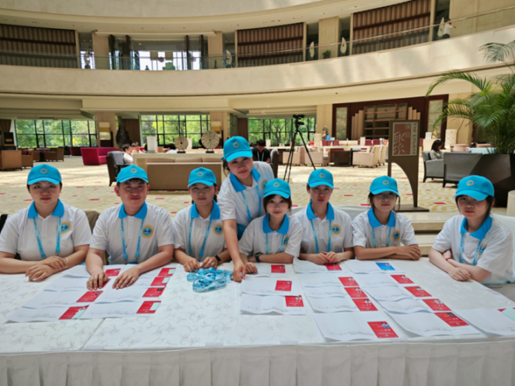 天津師范大學青年志愿者為上合作組織人工智能合作論壇提供高效服務_fororder_wps_doc_6