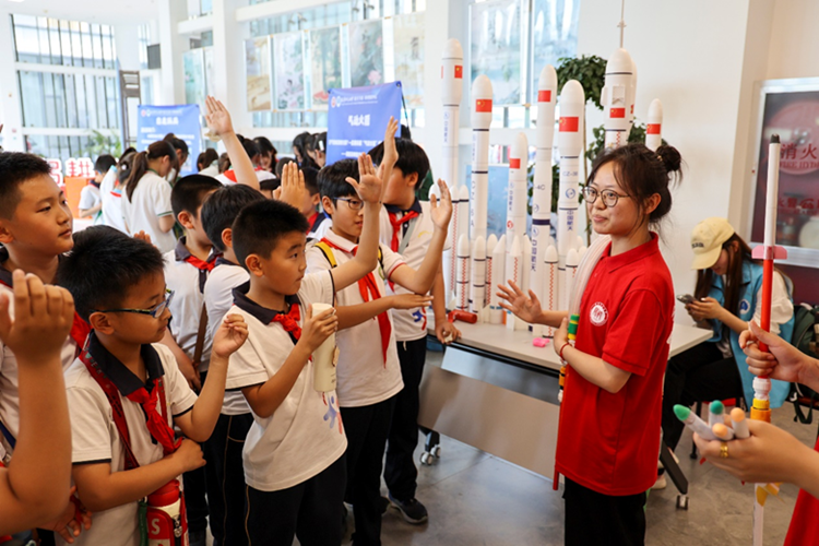 圖為小學(xué)生們沉浸式感受、參與融趣味性與知識性于一體的“科學(xué)嘉年華”互動空間項目。天津師范大學(xué)供圖