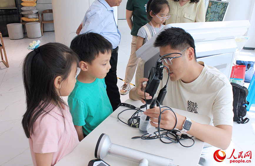 工作人員給孩子們展示環境監測設備。人民網記者 張靜淇攝