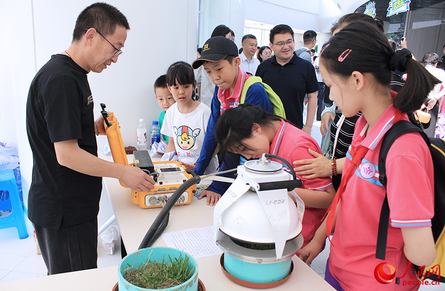 學生們聆聽土壤“呼吸”。人民網記者 張靜淇攝